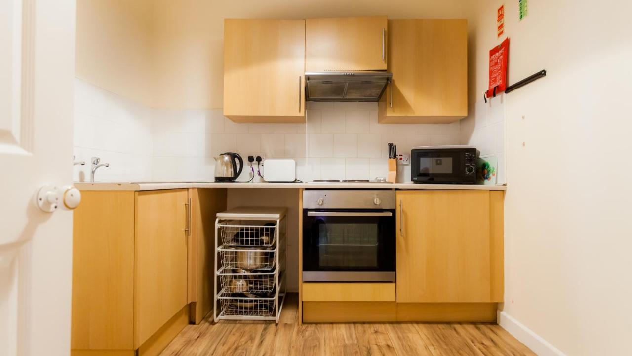 Albion Guest House & Apartments Pembroke Dock Exterior photo